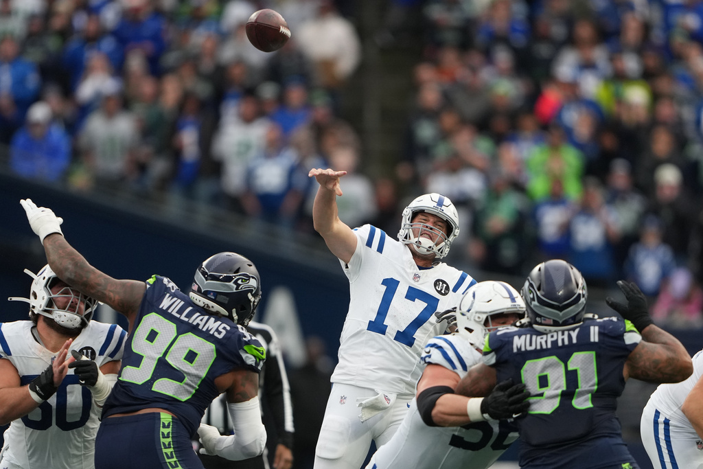 Colts QB Philip Rovers throws a pass in an NFL game.