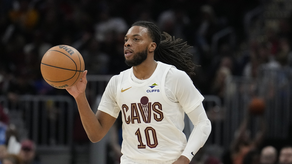 Cleveland Cavaliers PG Darius Garland dribbles up the floor against the Los Angeles Clippers.