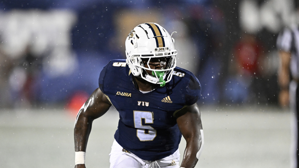 FIU RB Kejon Owens runs the football in a CFB game.