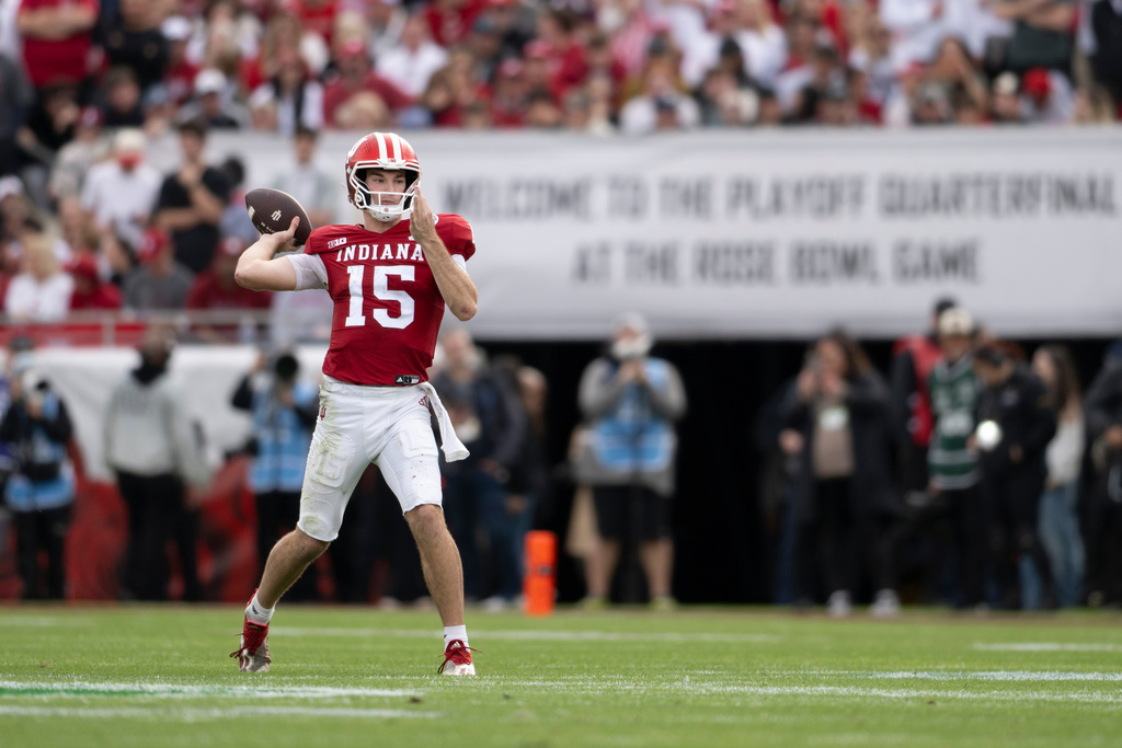 Indiana QB Fernando Mendoza throws a football in an CFB game.