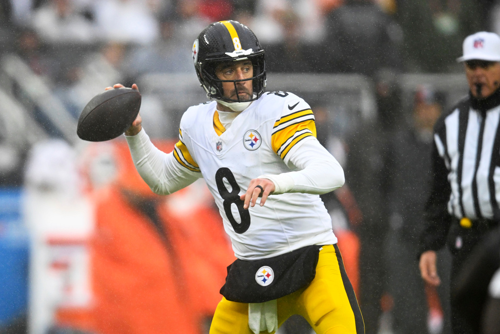 Pittsburgh Steelers QB Aaron Rodgers makes a pass against the Cleveland Browns.