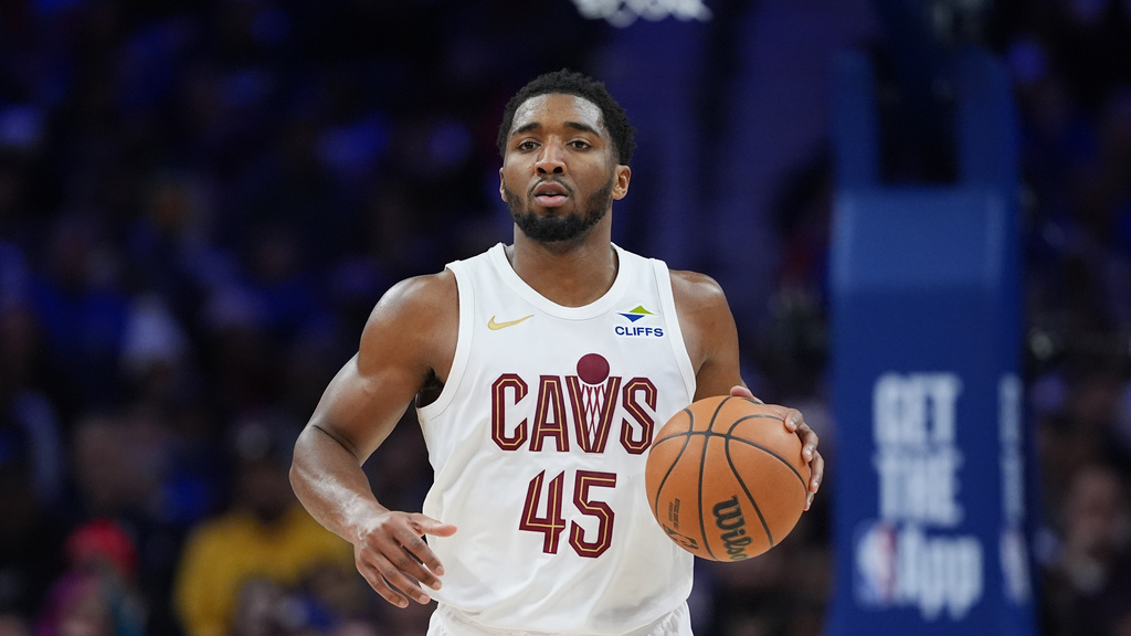 Cleveland Cavaliers SG Donovan Mitchell dribbles up the floor against the Philadelphia 76ers.