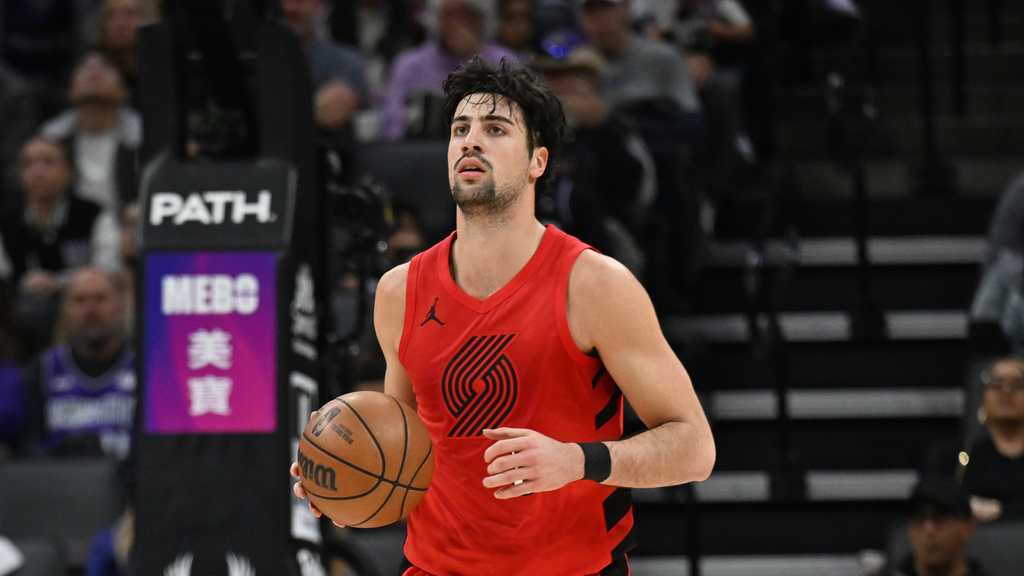 Portland Trail Blazers SF Deni Avdija dribbles up the floor against the Sacramento Kings.
