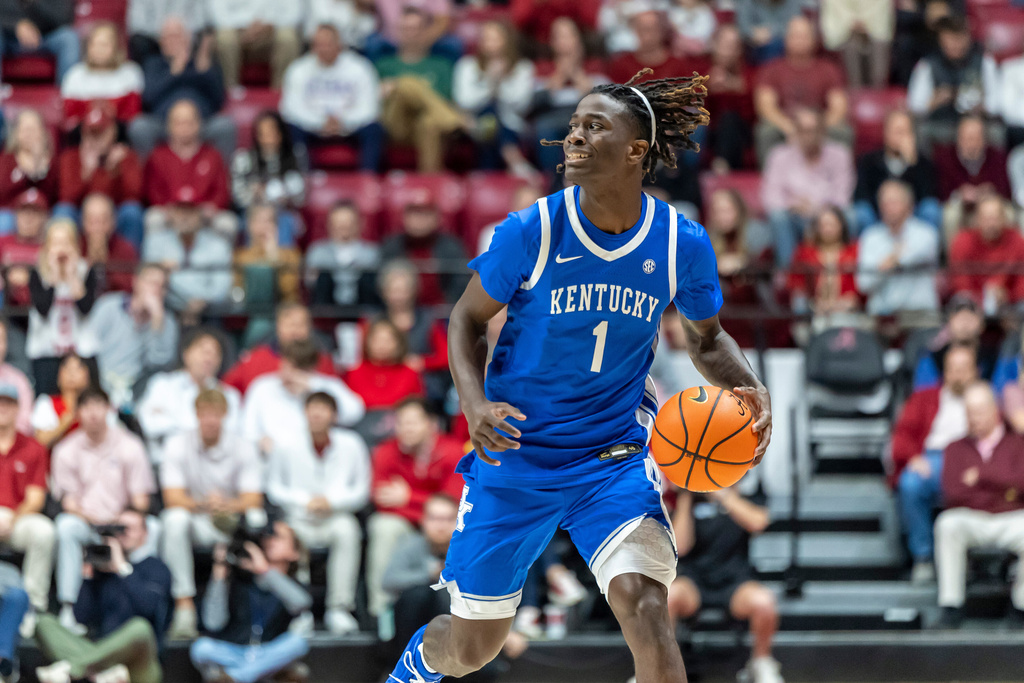 Kentucky Wildcats G Denzel Aberdeen dribbles against the Alabama Crimson Tide.