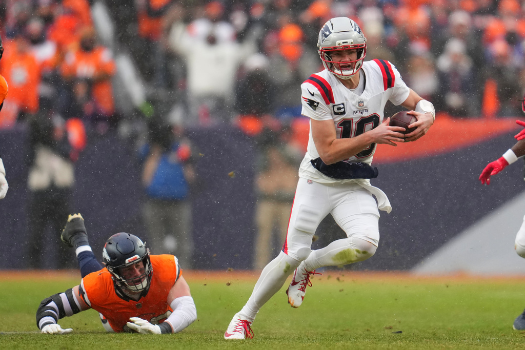 Patriots QB Drake Maye rushes during the AFC Championship vs. the Denver Broncos.
