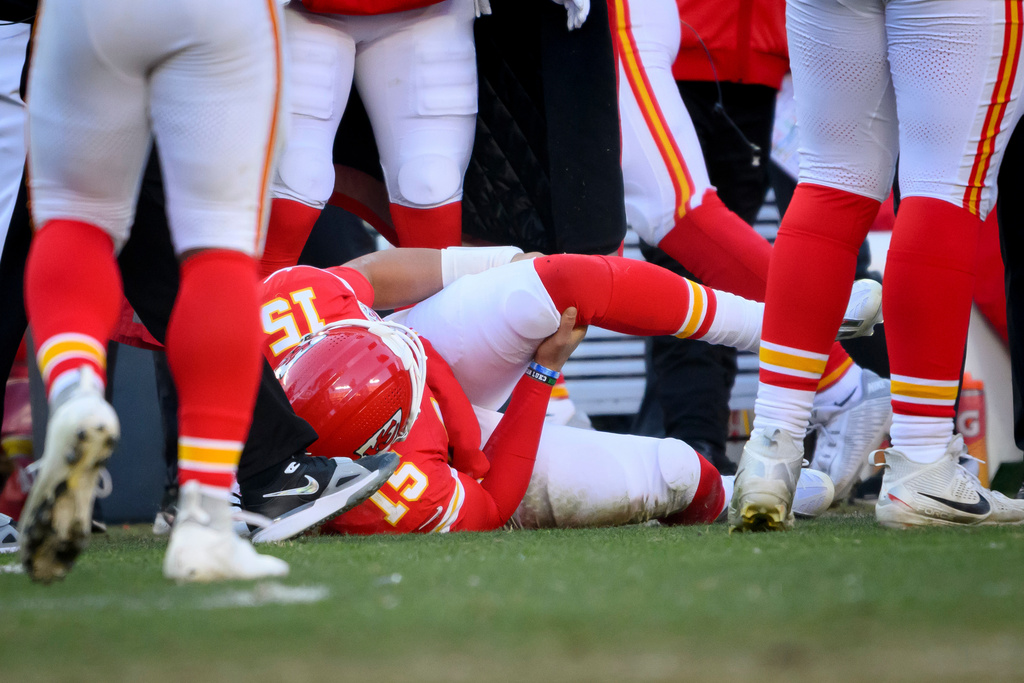 Chiefs QB Patrick Mahomes suffers an injury in an NFL game.