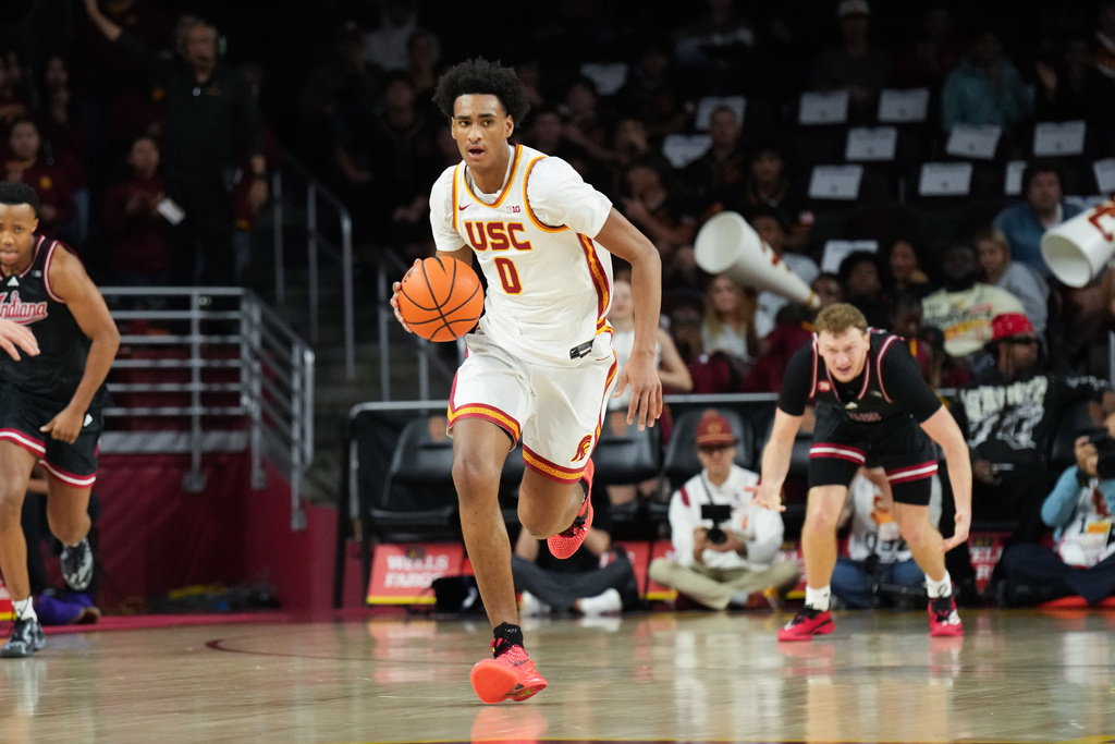USC G Alijah Arenas dribbles a basketball in a CBB game.