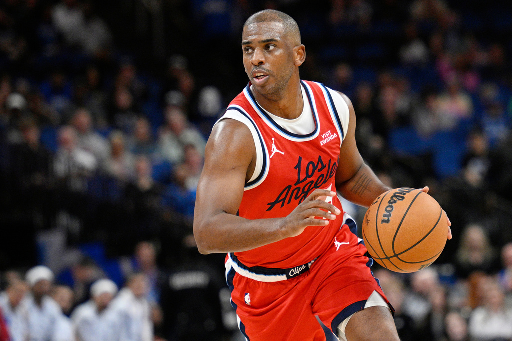 Former Los Angeles Clippers PG Chris Paul dribbles up the floor against the Orlando Magic.