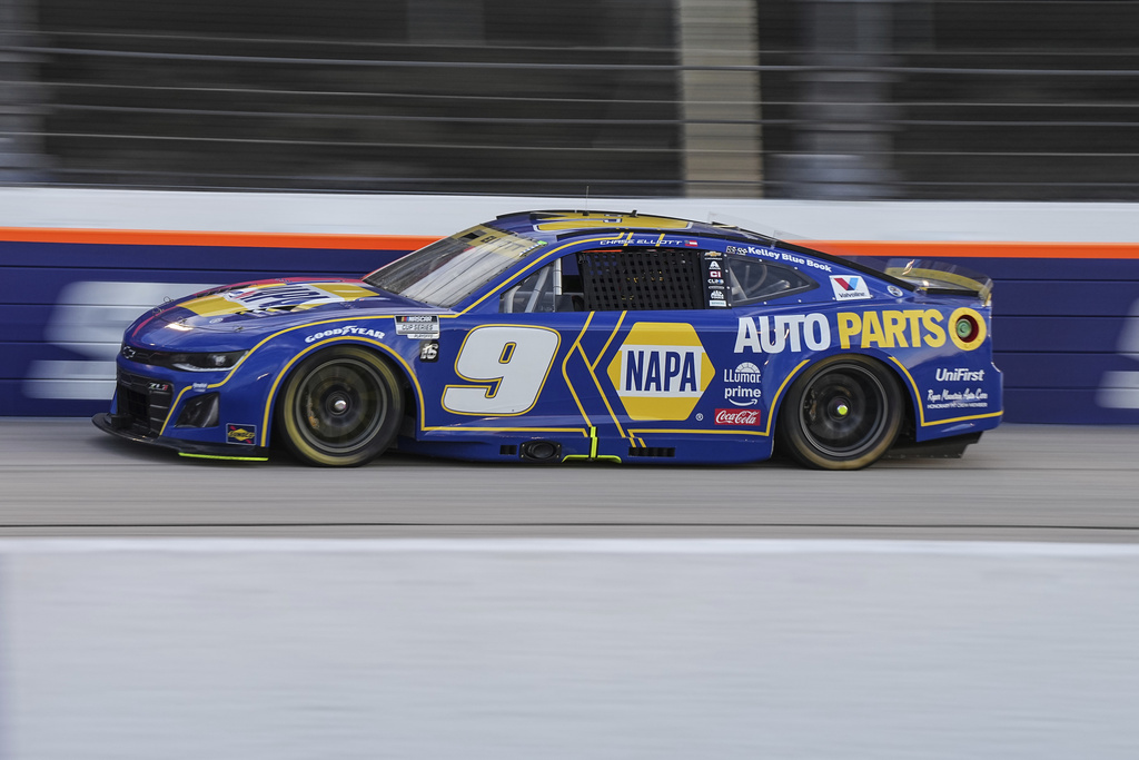 Chase Elliott steers down the front stretch during a NASCAR Cup Series.