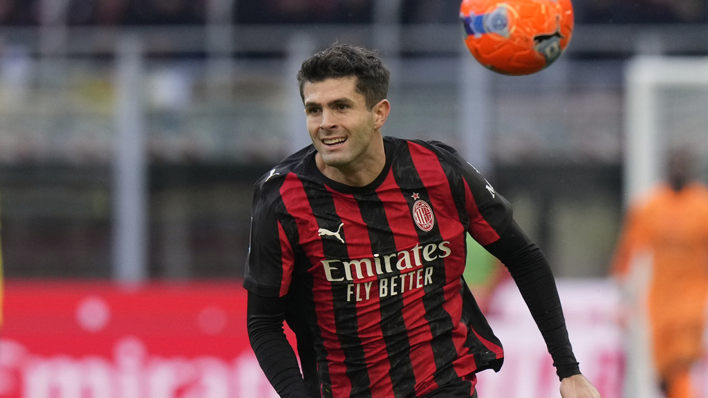 AC Milan's Christian Pulisic controls the ball during a match against Hellas Verona.