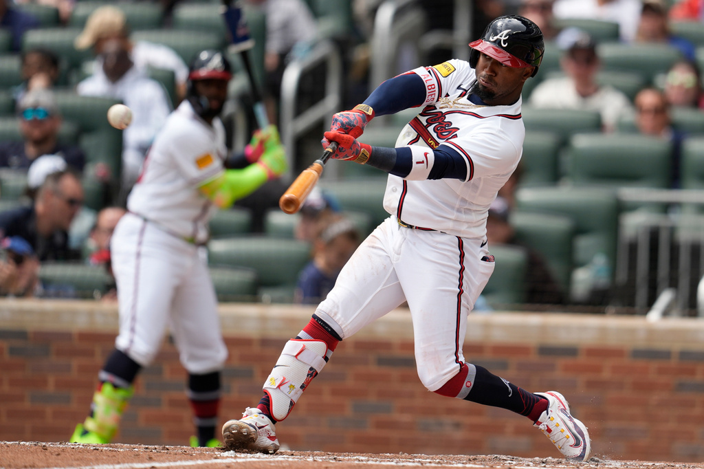 Braves 2B Ozzie Albies loads up for a single vs. the Royals.