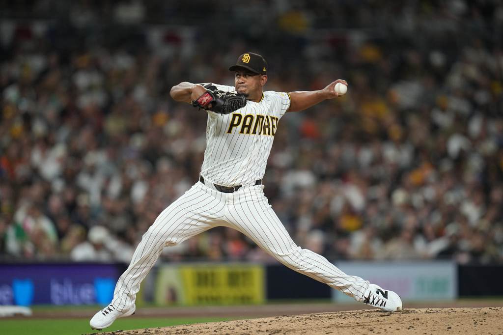 San Diego Padres SP Randy Vazquez throws a pitch against the San Francisco Giants.