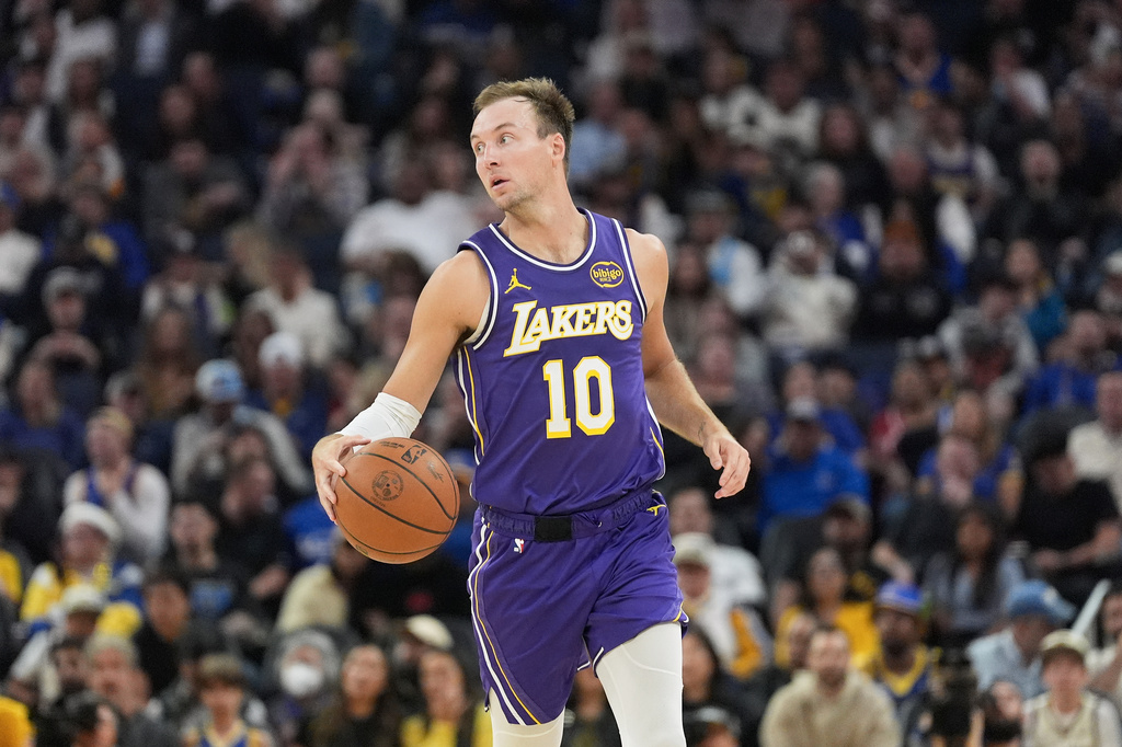 Lakers SG Luke Kennard handles the ball vs. the Warriors.