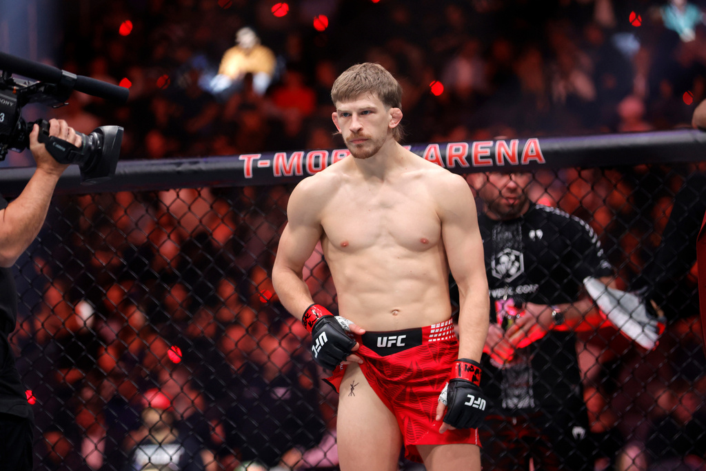 Arnold Allen waits for his featherweight bout against Jean Silva during the UFC 324 fight.