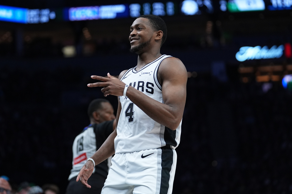 San Antonio Spurs PG De'Aaron Fox celebrates during a game against the Minnesota Timberwolves.