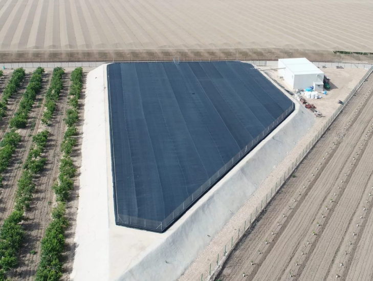 الحل الأكثر شيوعًا لمعالجة مشكلة التبخر والطحالب في البرك هو أيضًا الأقل فعالية