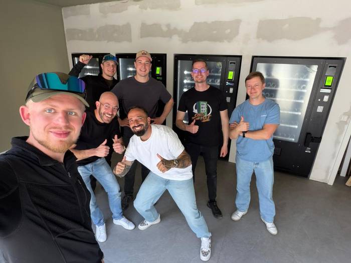 Robert Memmler mit Team vor den Automaten