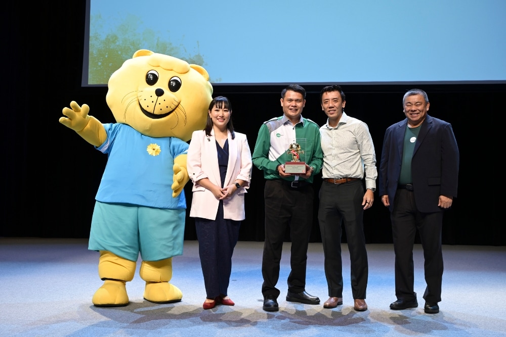 Bus Captain Tham Kok Poi Receives Award For Staying Calm When Punched By Passenger While Driving - Tham Kok Poi (centre), onstage with Jeffrey Siow (on his left), Acting Minister for Transport and Senior Minister of State for Finance, at the Transport Gold Awards event