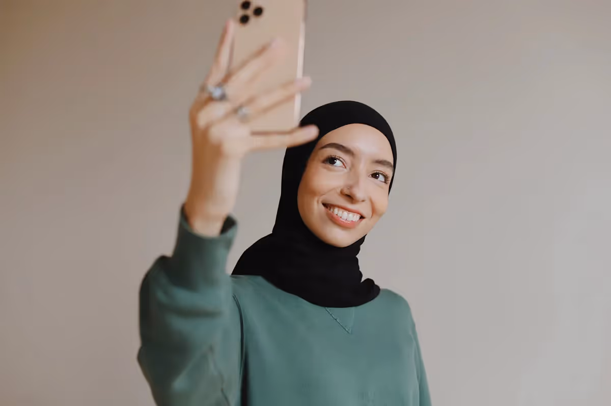 You see lots of people labelled as influencer or creator on social media but what, if anything, is the difference? Does it matter for brands? The short answer is yes, there is a big difference, and as an innovative brand you should know how to leverage content creators for UGC to drive efficient growth! 