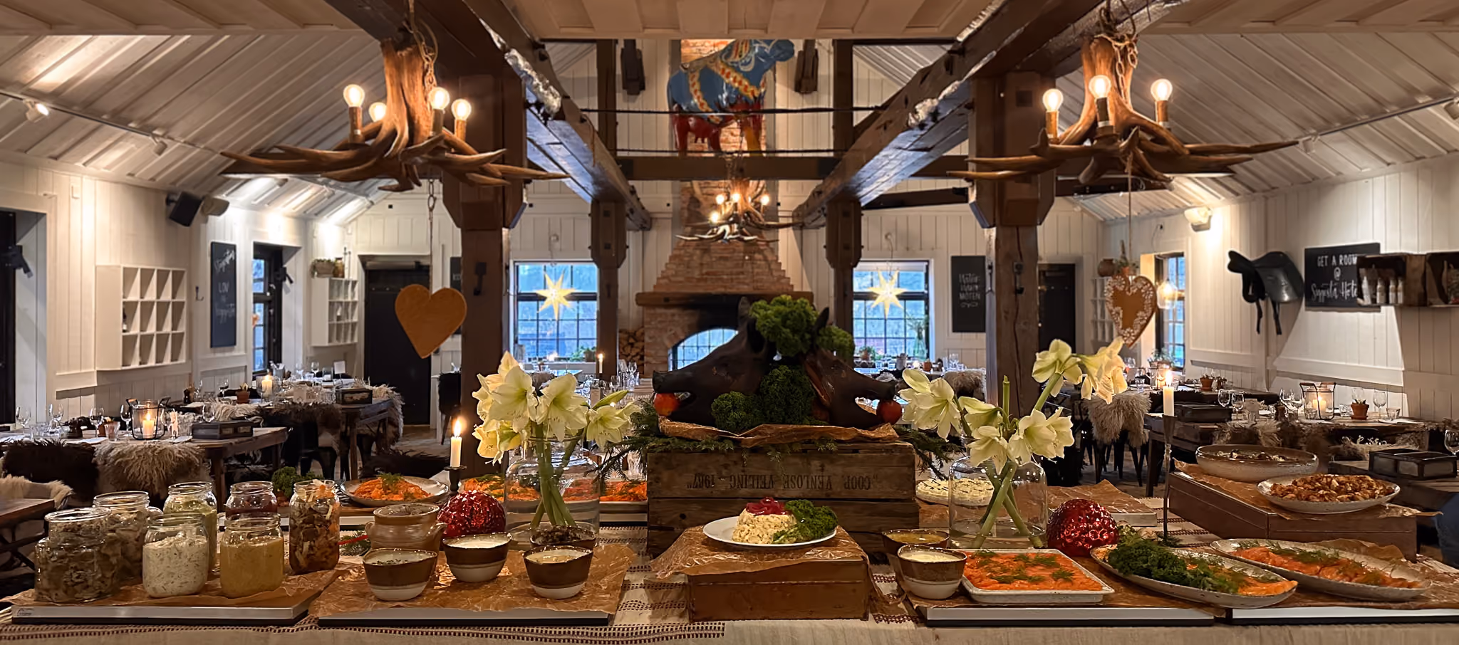 Julbord uppdukat i Restaurang Ladugården på Siggesta Gård
