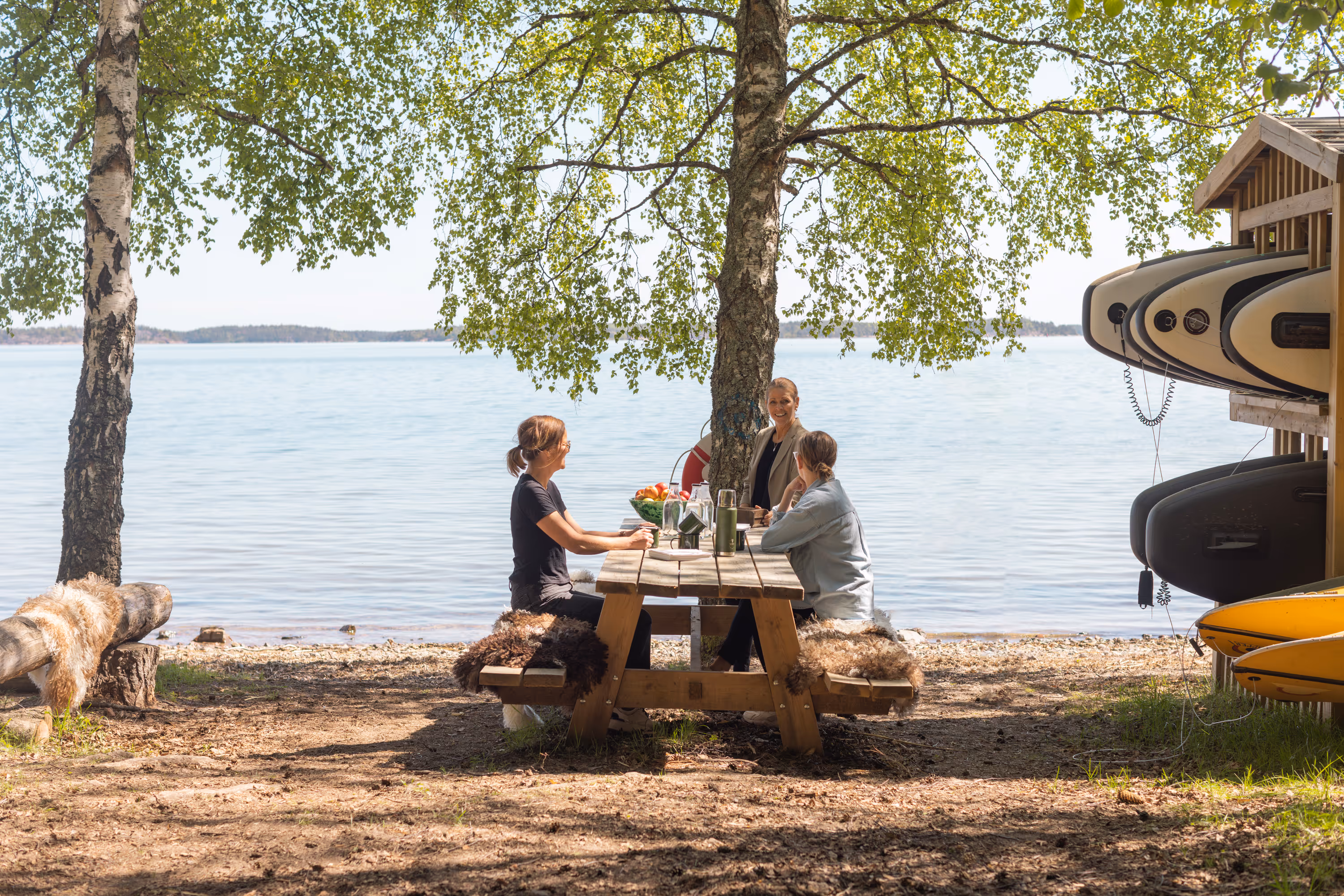 Grupp på utekonferens vid naturstranden på Siggesta Gård, Värmdö