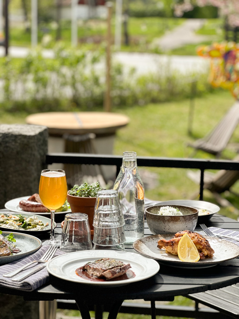 Fira mors dag med en härlig lunch och dessertbord på Siggesta Gård