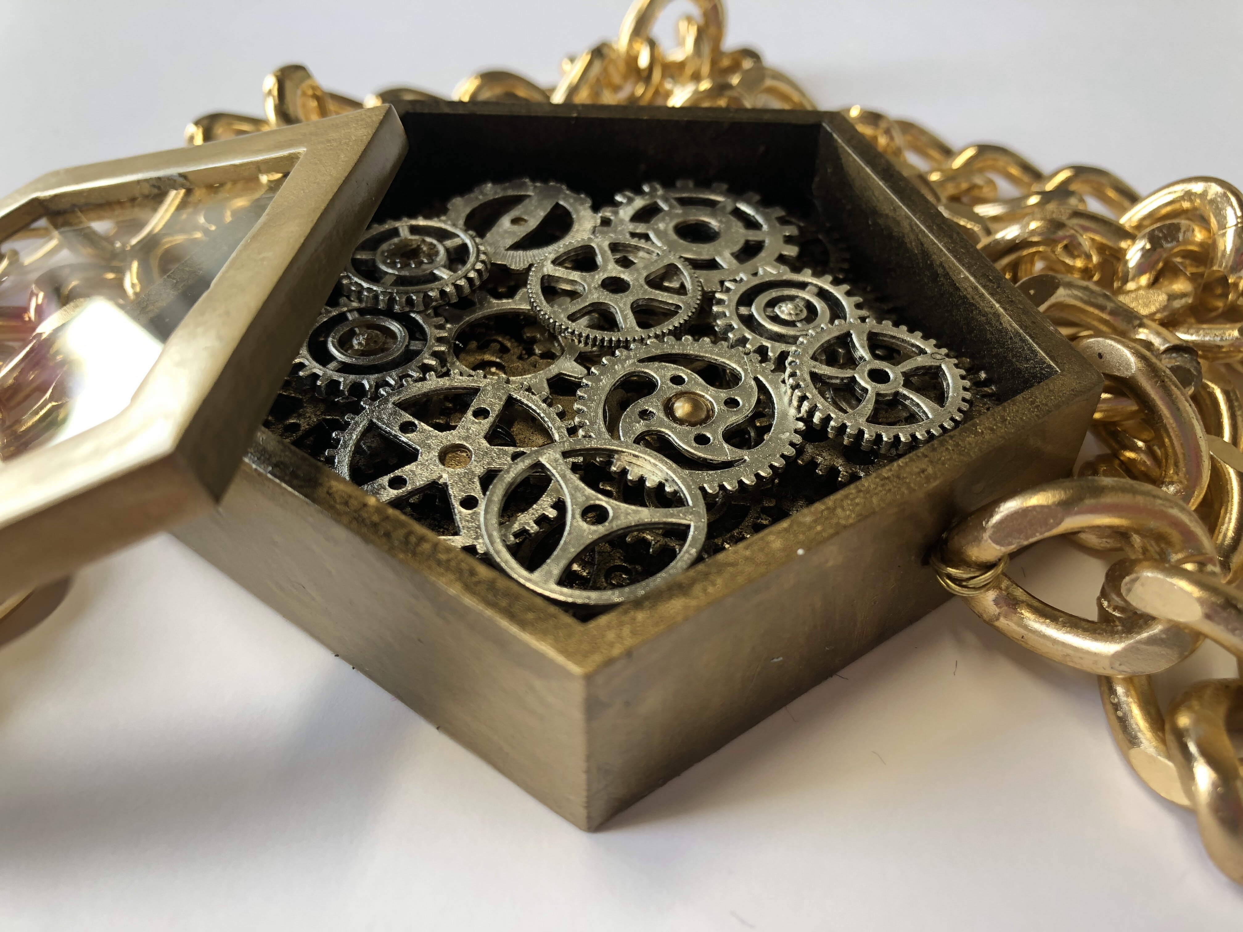 Romulus gold pentagon chain with gears inside