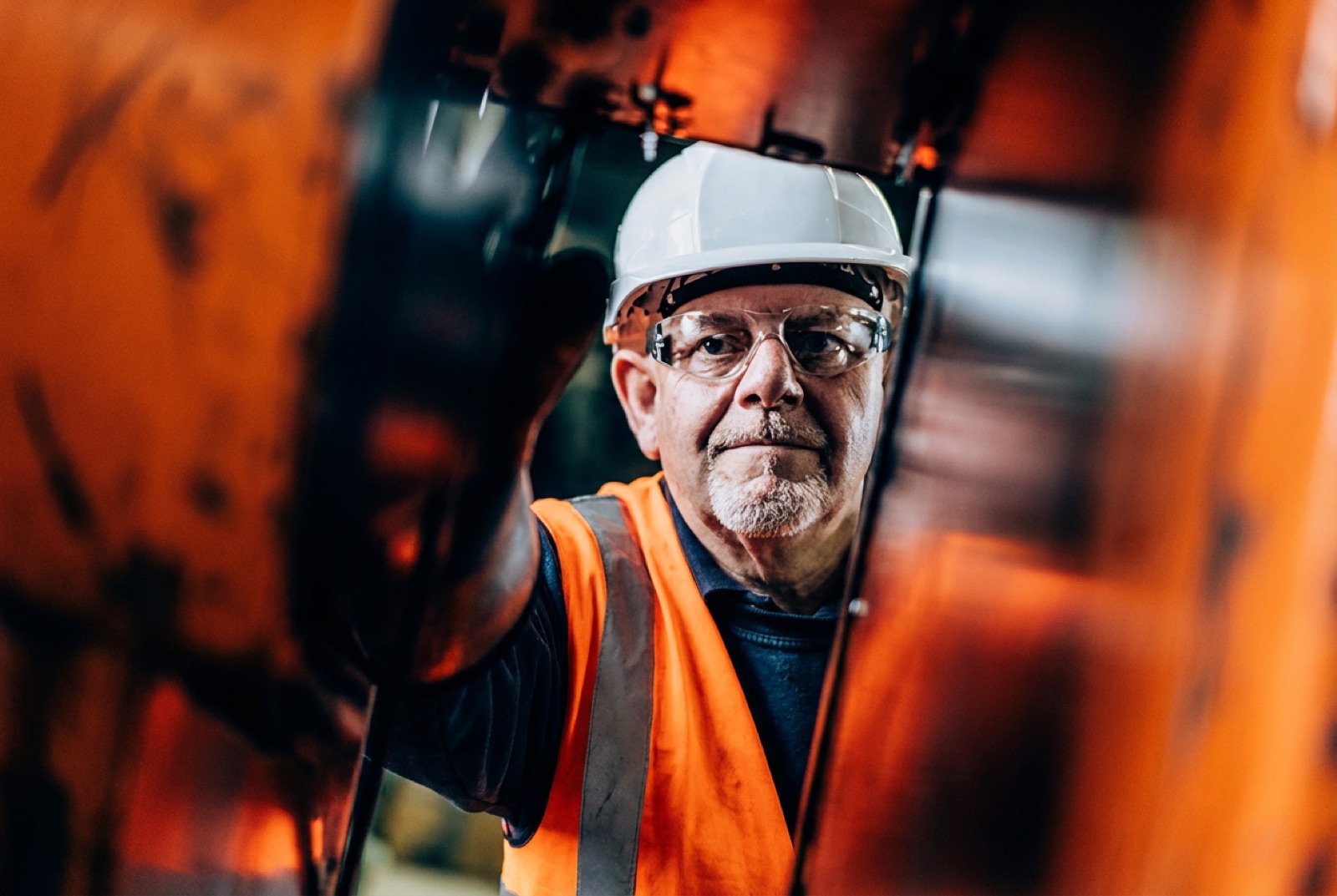 Industriearbeiter mit Schutzhelm und Warnweste