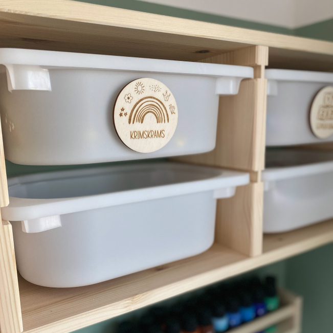 Regalsystem mit zwei Schubladen um das Kinderzimmer zu organisieren.