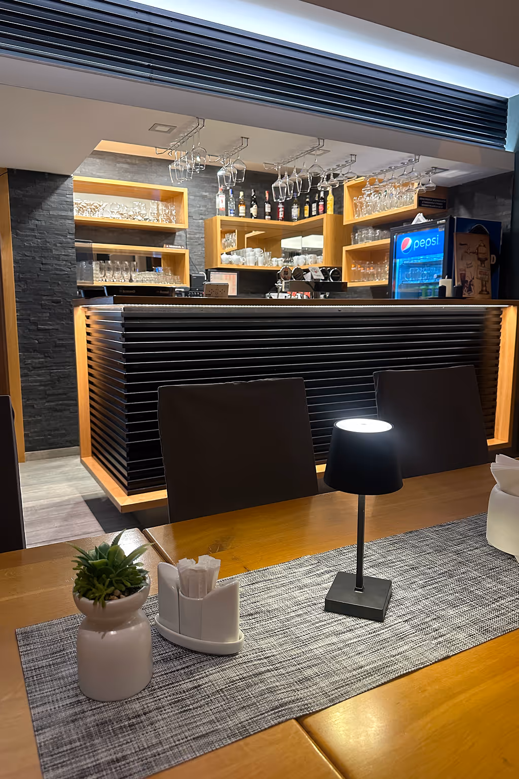 Krásně osvětlený bar