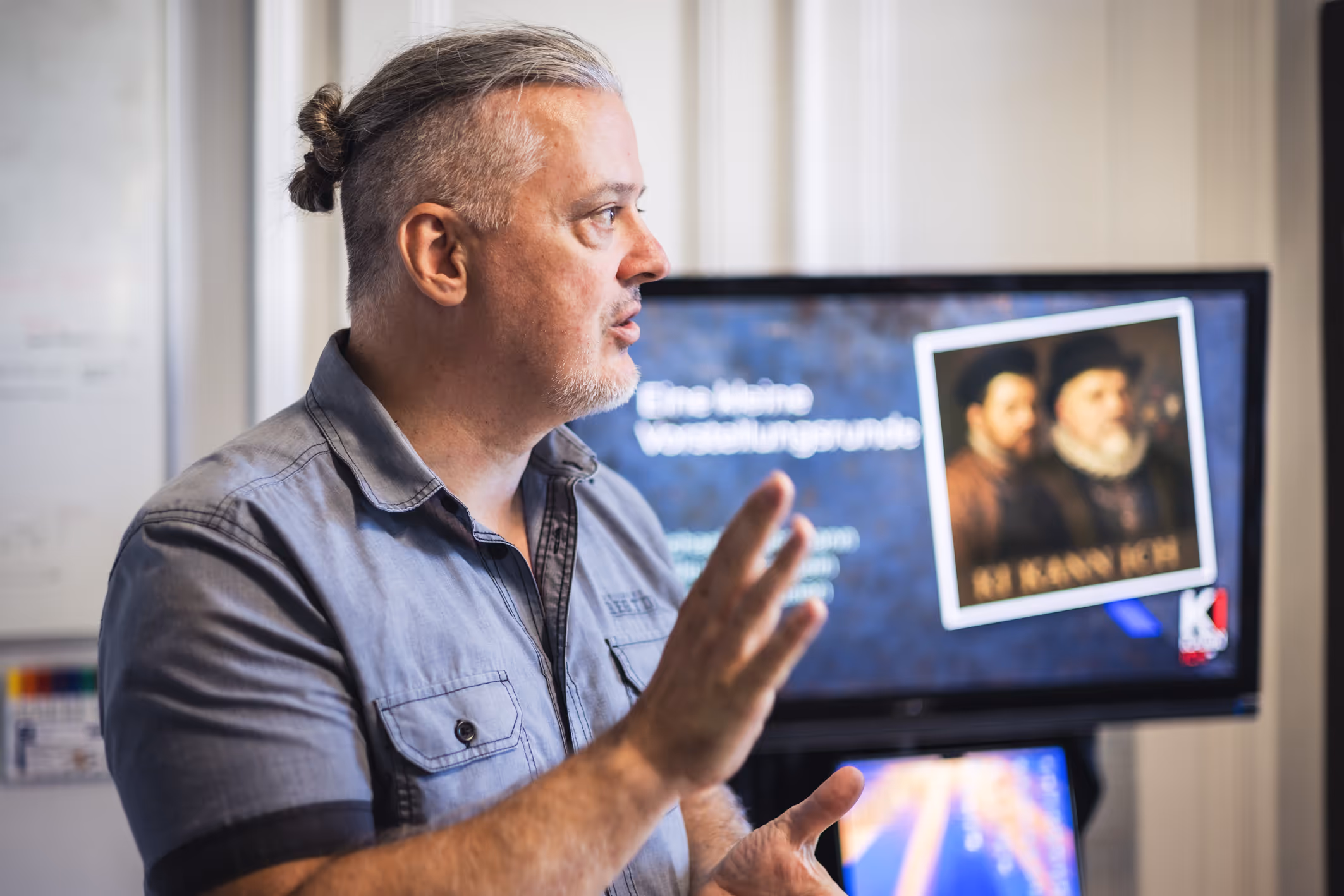 Michael Kellermann als Vortragender zu einem KI Thema bei einer Firmen Schulung von KI KANN ICH