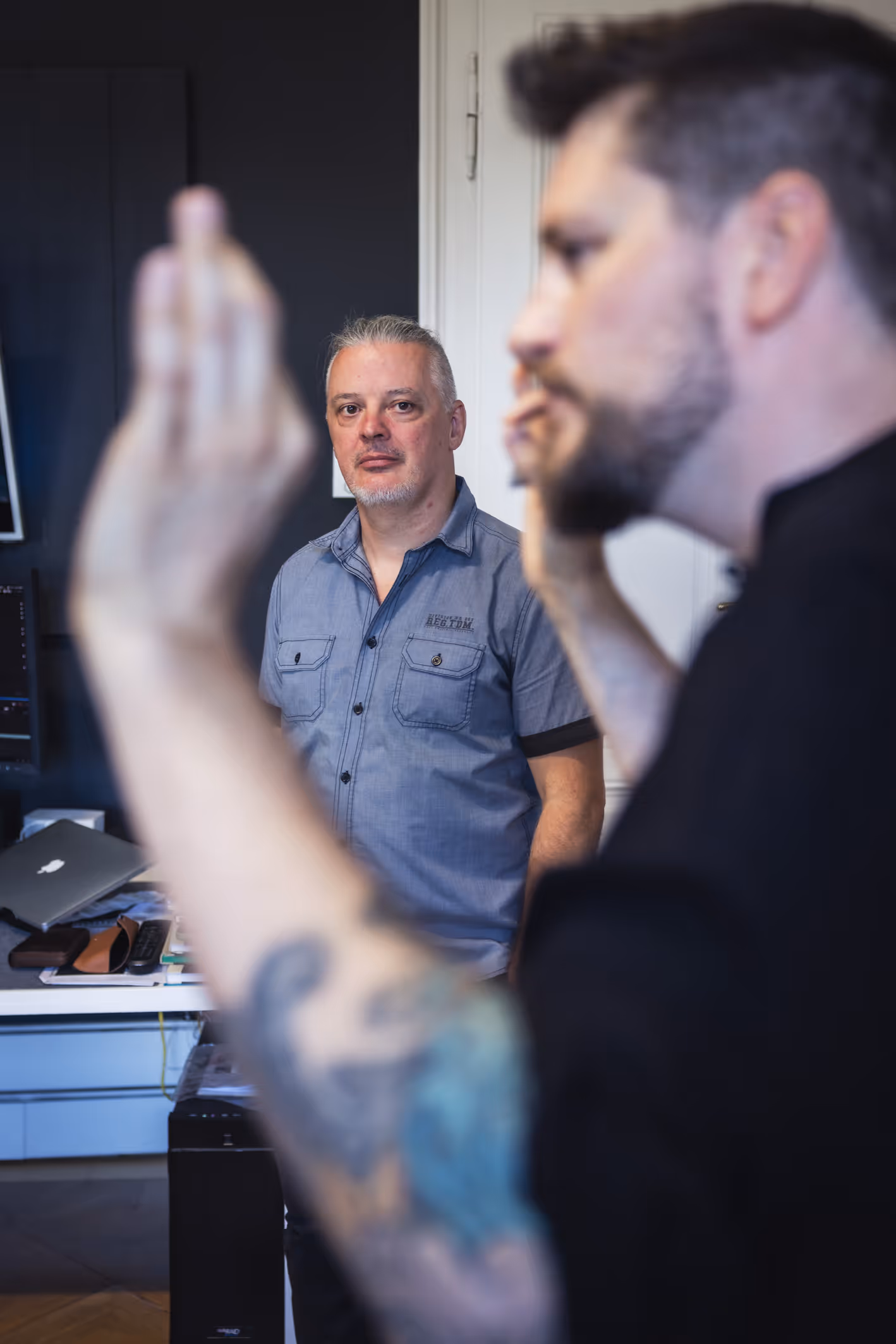 Philip Herberstein und Michael Kellermann im Hintergrund als KI Vortragende bei einem KI KANN ICH KI workshop Firmenschulung