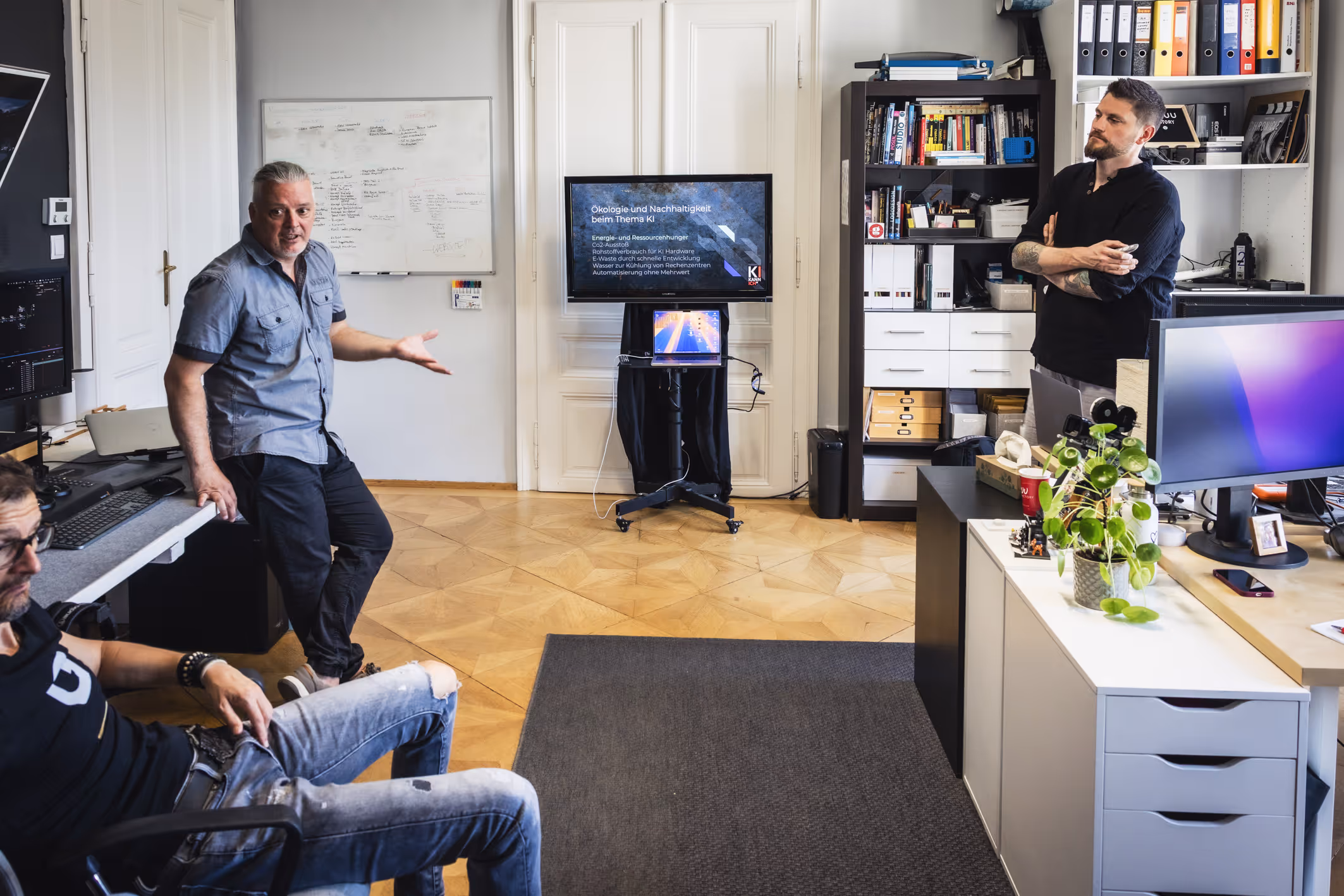 Die Vortragenden Michael Kellermann und Philip Herberstein zu einem KI Thema bei einem Workshop