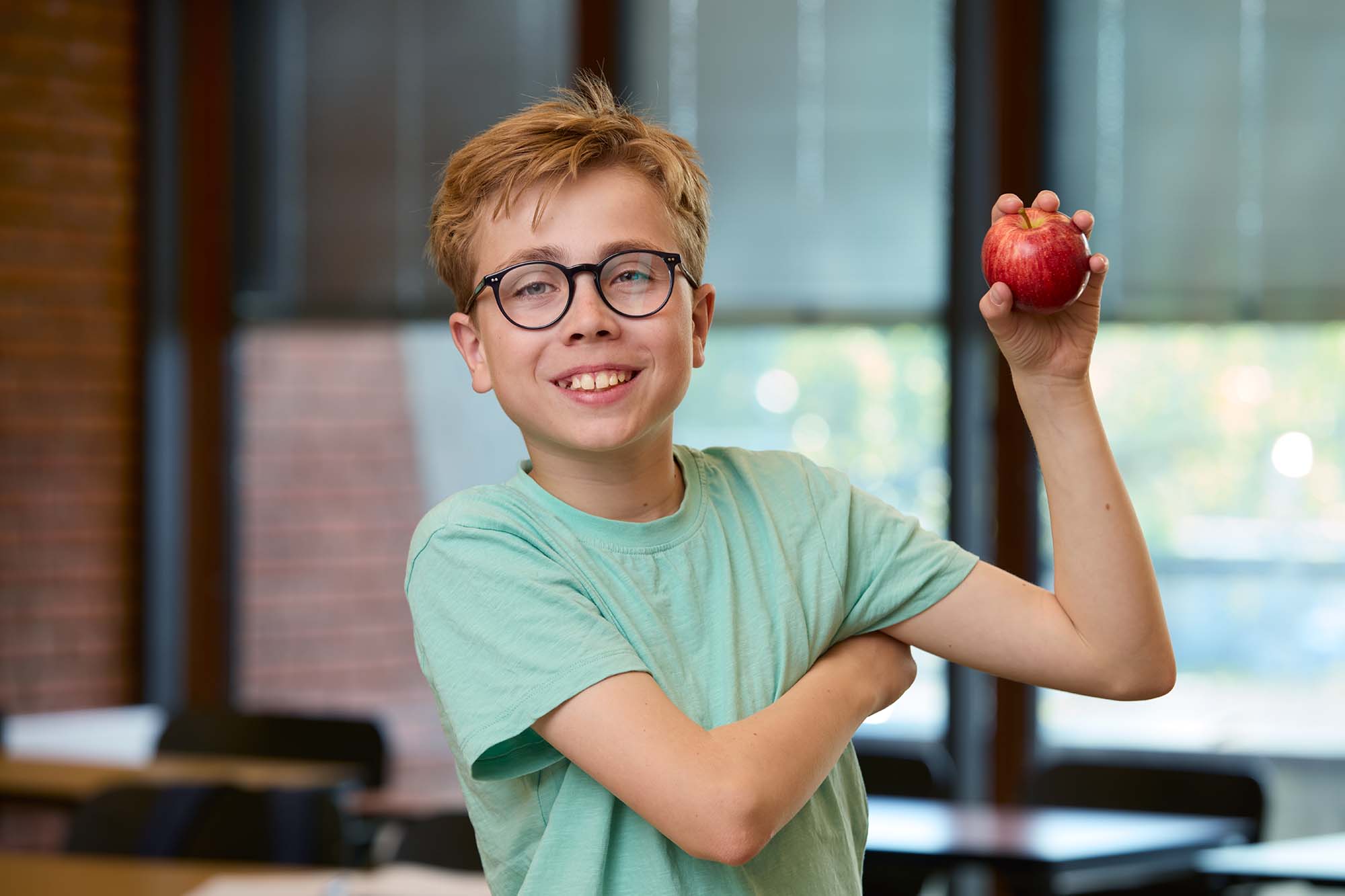 Bilde av en elev som holder et eple