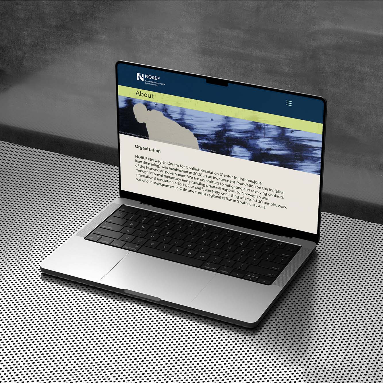 BIlde av en laptop med NOREF sin nettside på