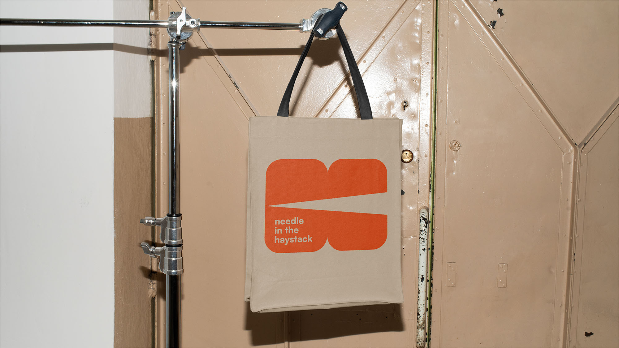 Eksempelbilde som viser Needle logo på et handlenett.