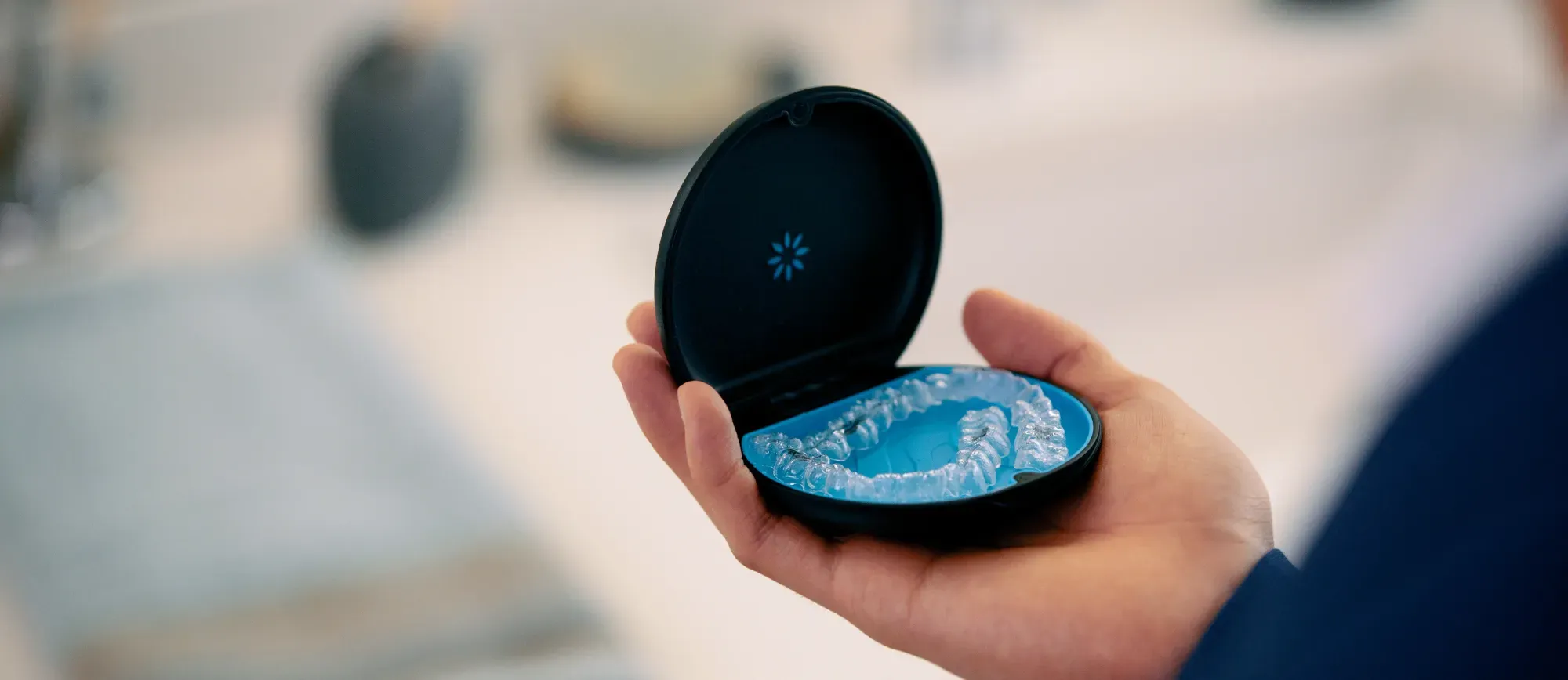 Invisalign Zahnschienen Behandlung bei ShapeMySmile Berlin Friedrichshain - Unsichtbare Aligner ab 17,99€ pro Monat