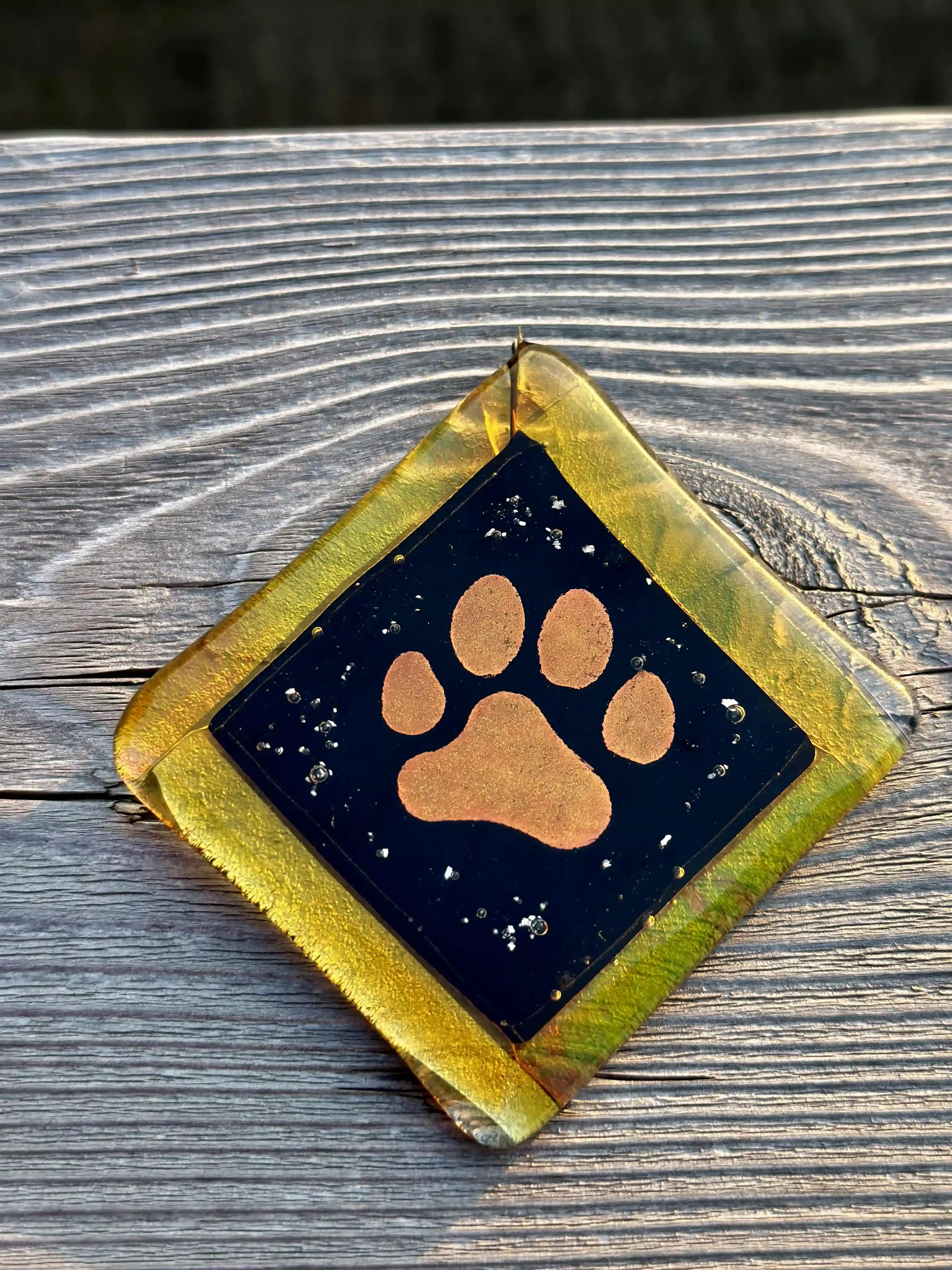 Pendentif jaune et noir avec motif de patte