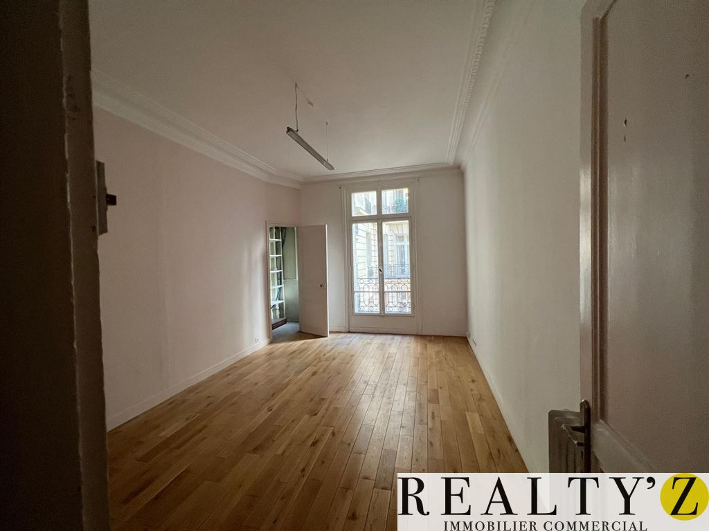 Local Professionnel | 330m² | Métro Victor Hugo 