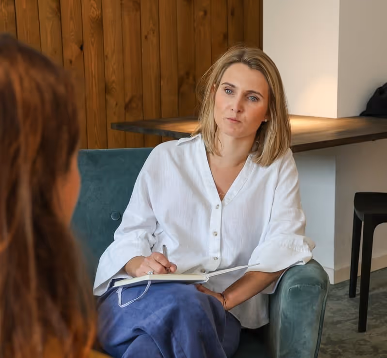Gezondheidscoach in gesprek tijdens een persoonlijke leefstijlcoaching.