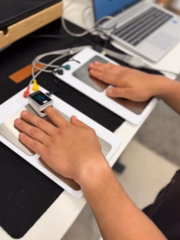 Analyse-opstelling met laptop en multiscan-apparatuur op een mobiele werktafel.