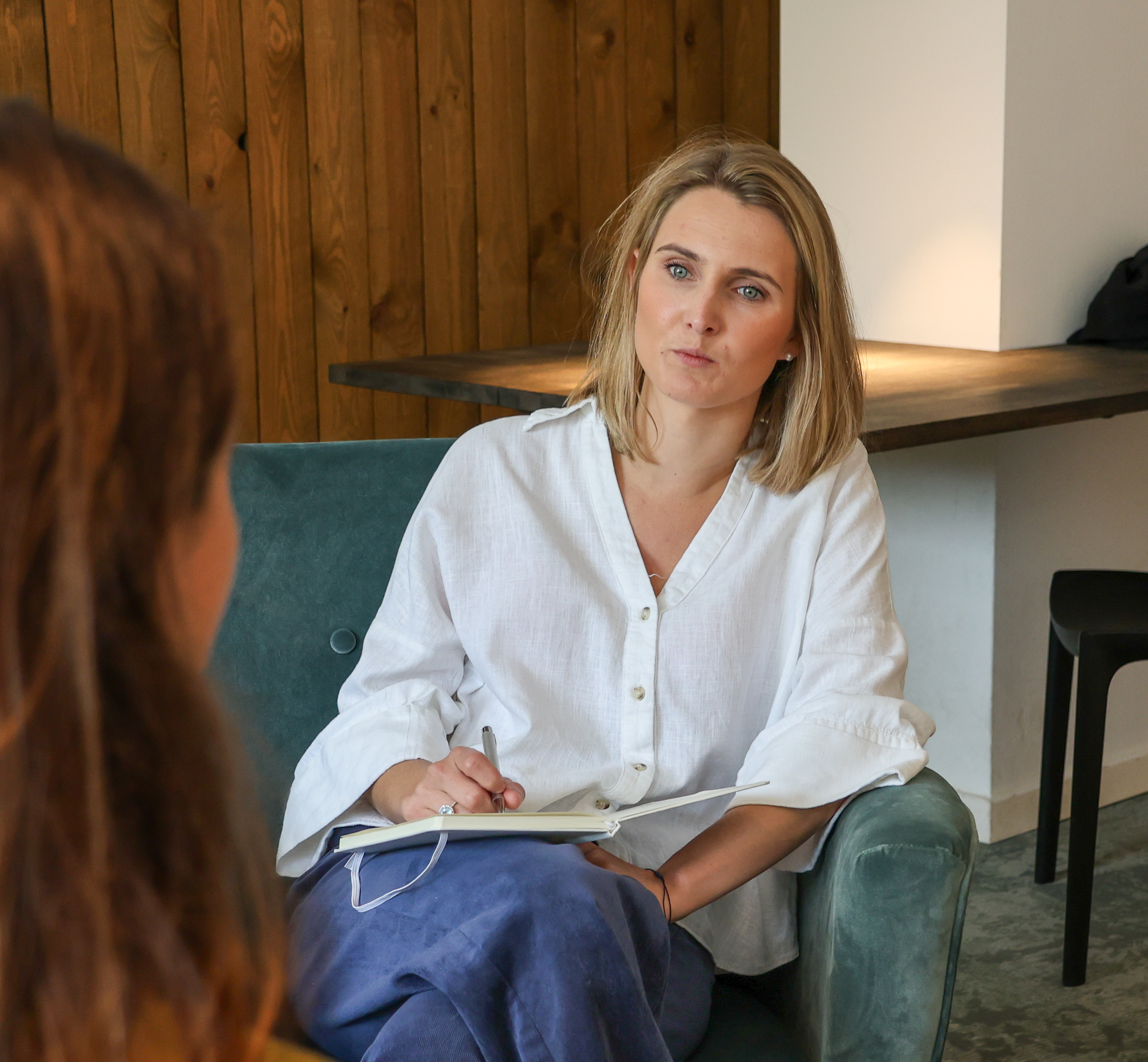 Gezondheidscoach in gesprek tijdens een persoonlijke leefstijlcoaching.