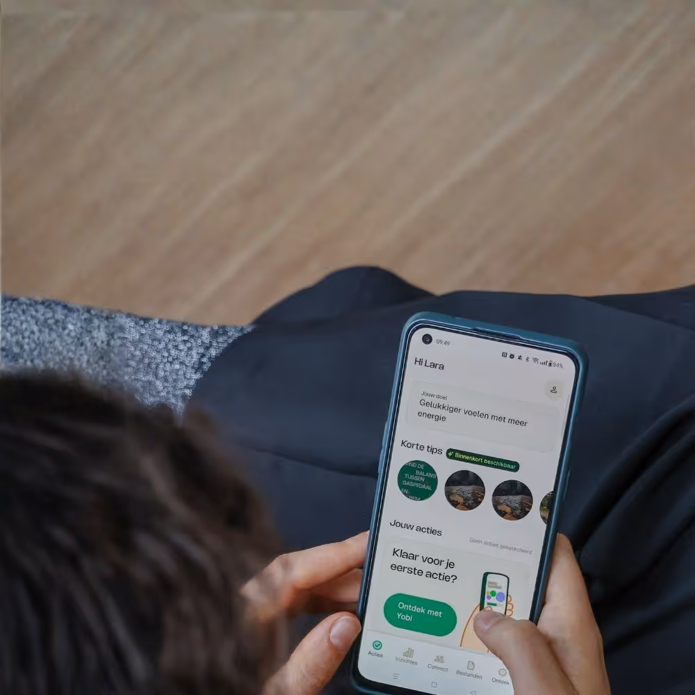 Vrouw gebruikt de Yoboo app op haar smartphone.