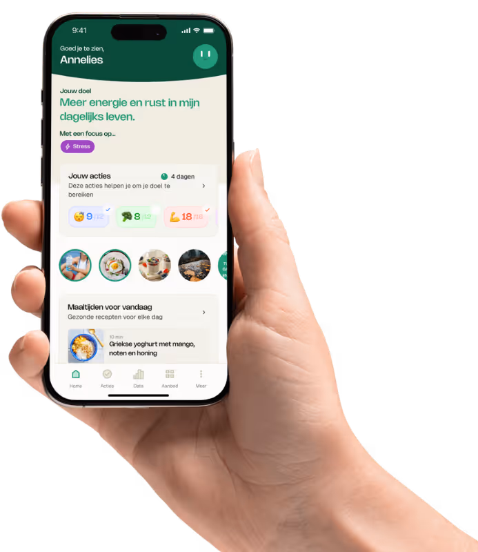 Hand met smartphone waarop de startpagina van de Yoboo app met persoonlijke acties en doelen zichtbaar is.
