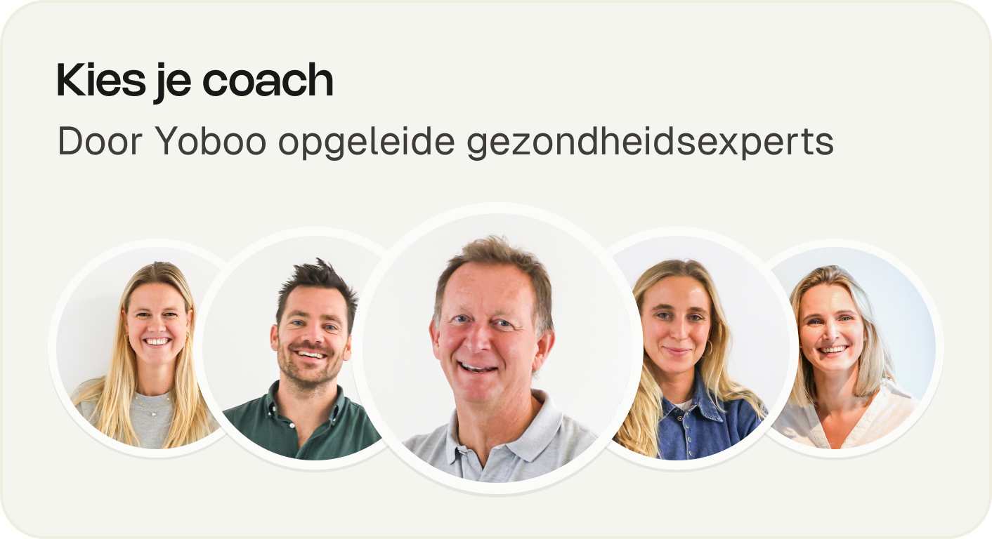 Vijf lachende gezondheidscoaches van Yoboo in ronde kaders op lichte achtergrond.