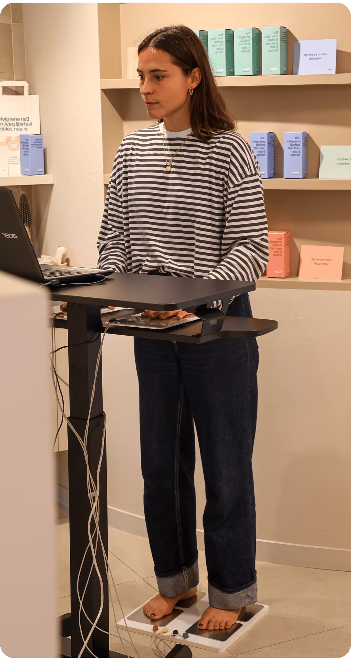 Vrouw staat op de Multiscan tijdens het health scan traject. Een meting van de parameters is aan het gebeuren.