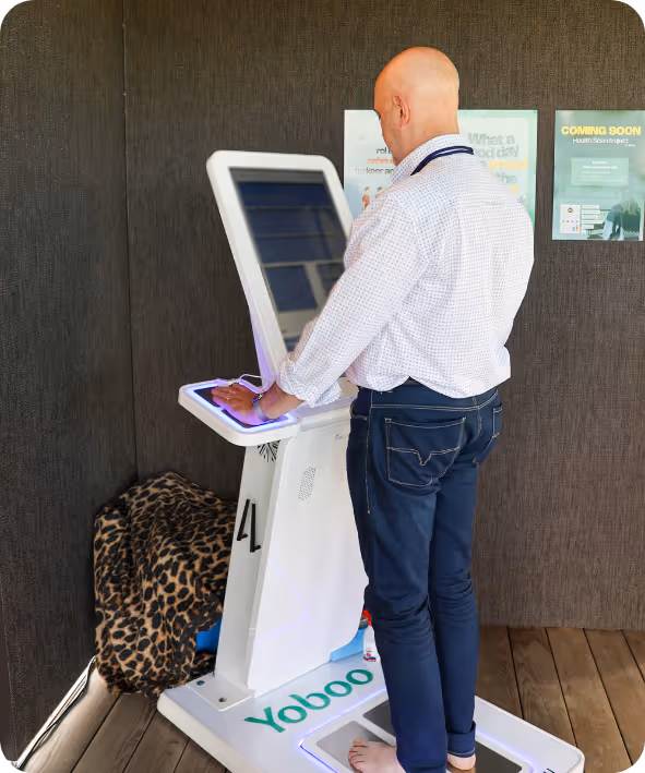 Man zonder schoenen gebruikt een Multiscan die handen en voeten scant in een binnenruimte.