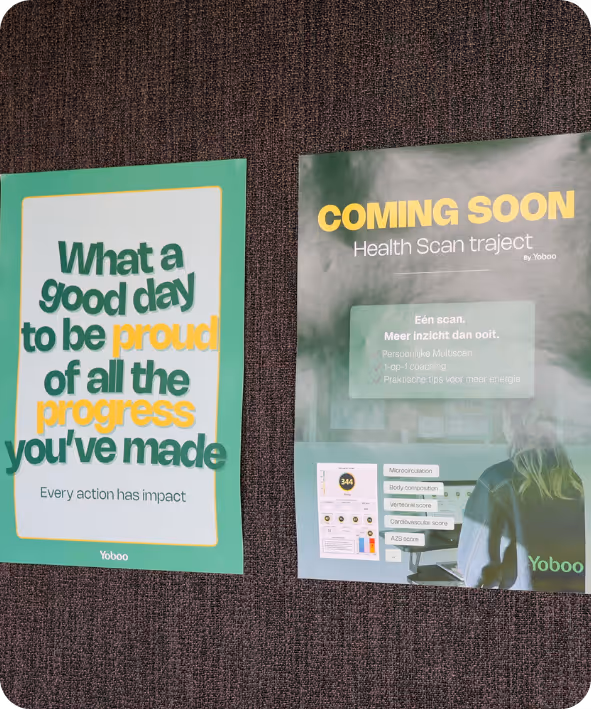 Twee posters op een grijze stoffige achtergrond met motivatiecitaat en aankondiging gezondheidsscan.