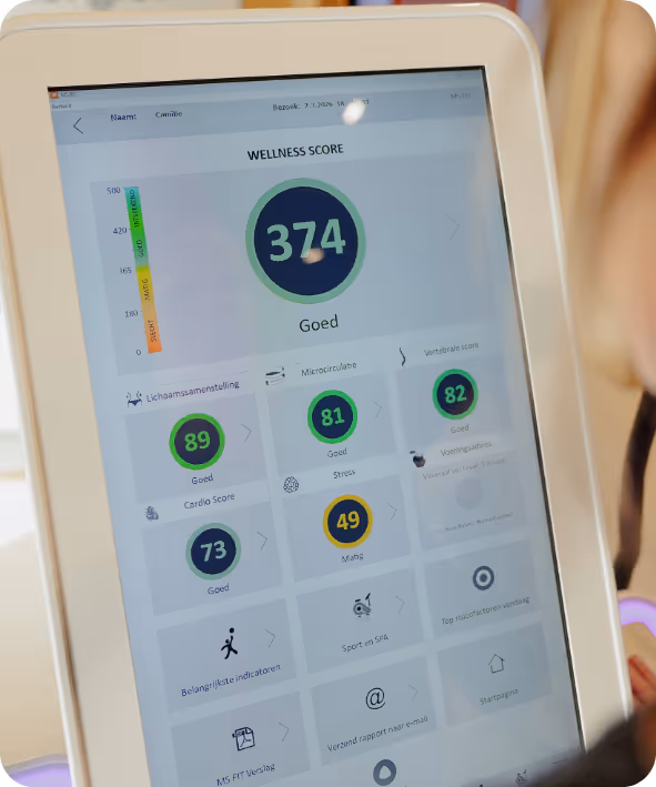 Scherm van tablets toont wellnessscore 374 met subscore voor lichaamsopstelling, microcirculatie en stress.