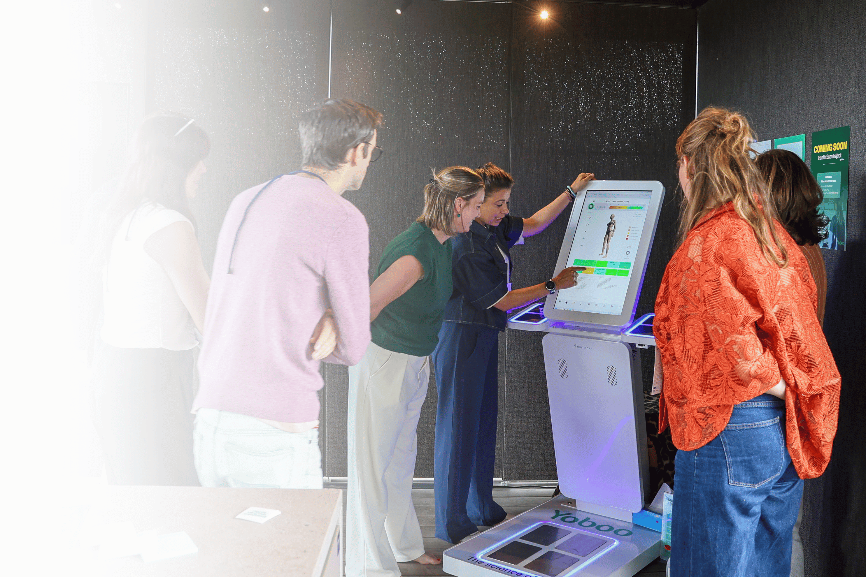 People standing on the multiscan and a coach explaining the rapport